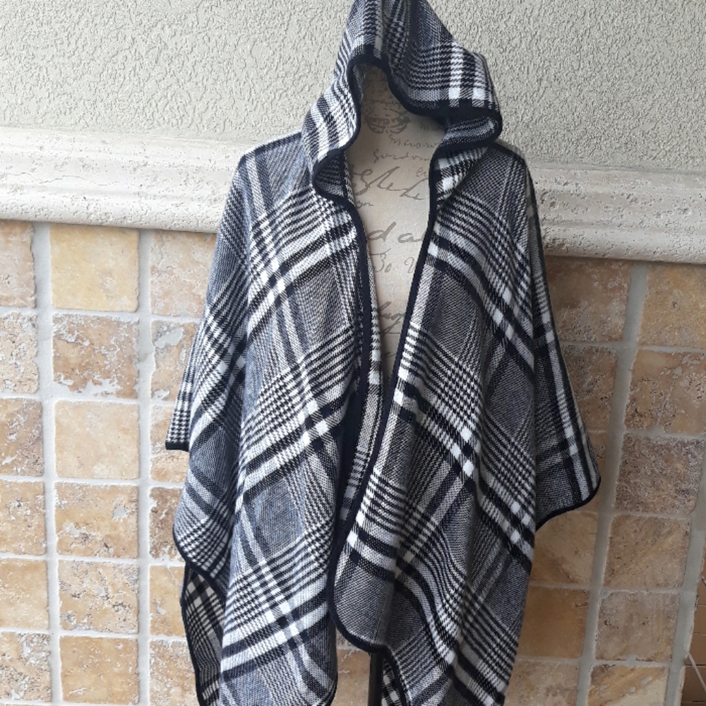 NWOT Quagga Geenlabel Poncho with hood